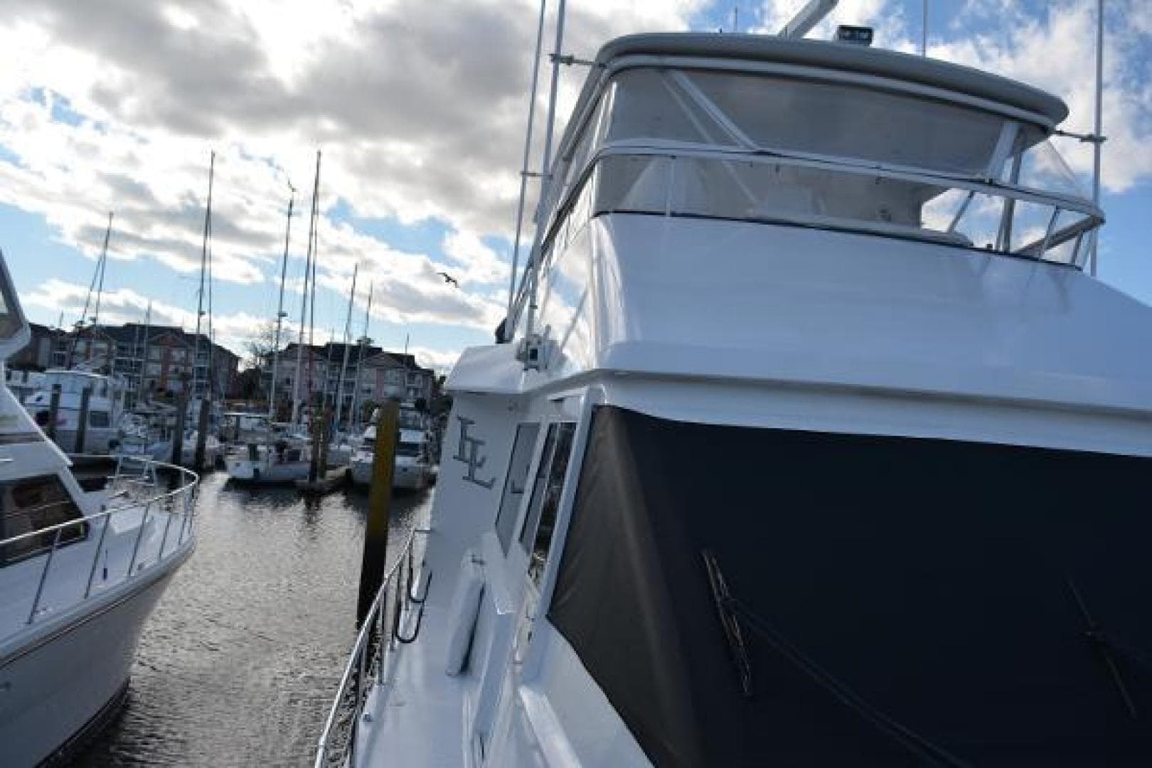 1989 Viking Motor Yacht — photo 18