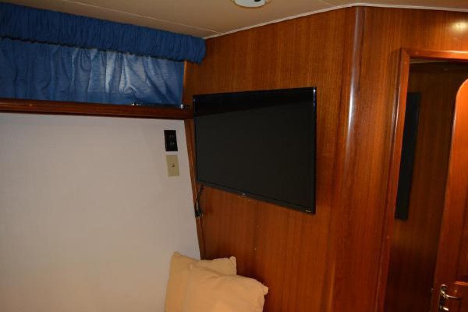 1989 Viking Motor Yacht — photo 63