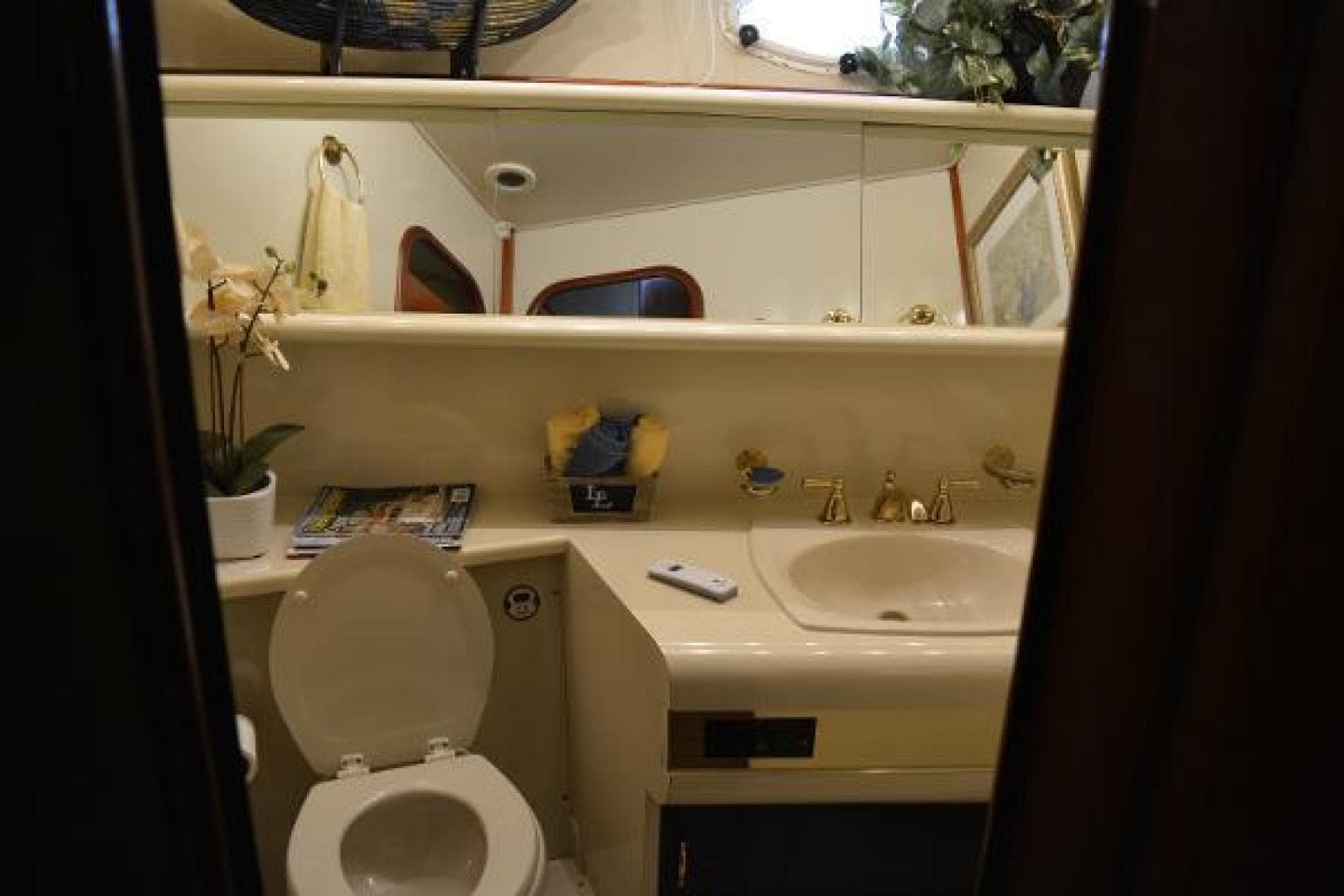 1989 Viking Motor Yacht — photo 64