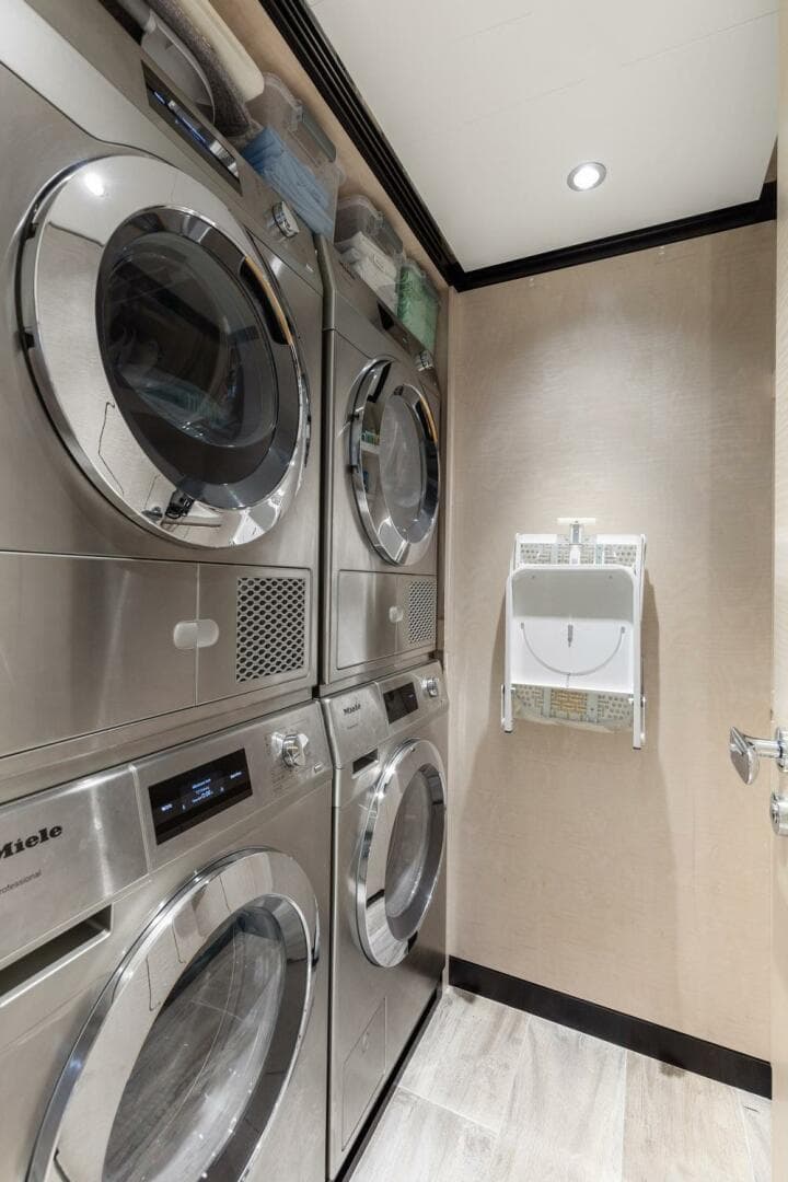 2022 Majesty Yachts 120 — photo 28