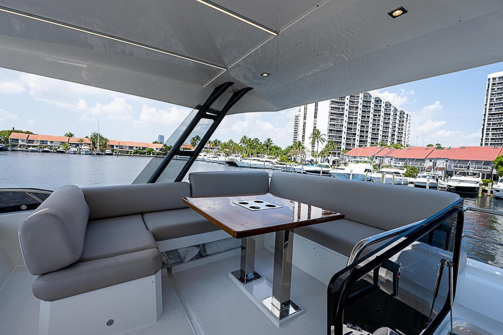 2022 Prestige 520 Flybridge — photo 12