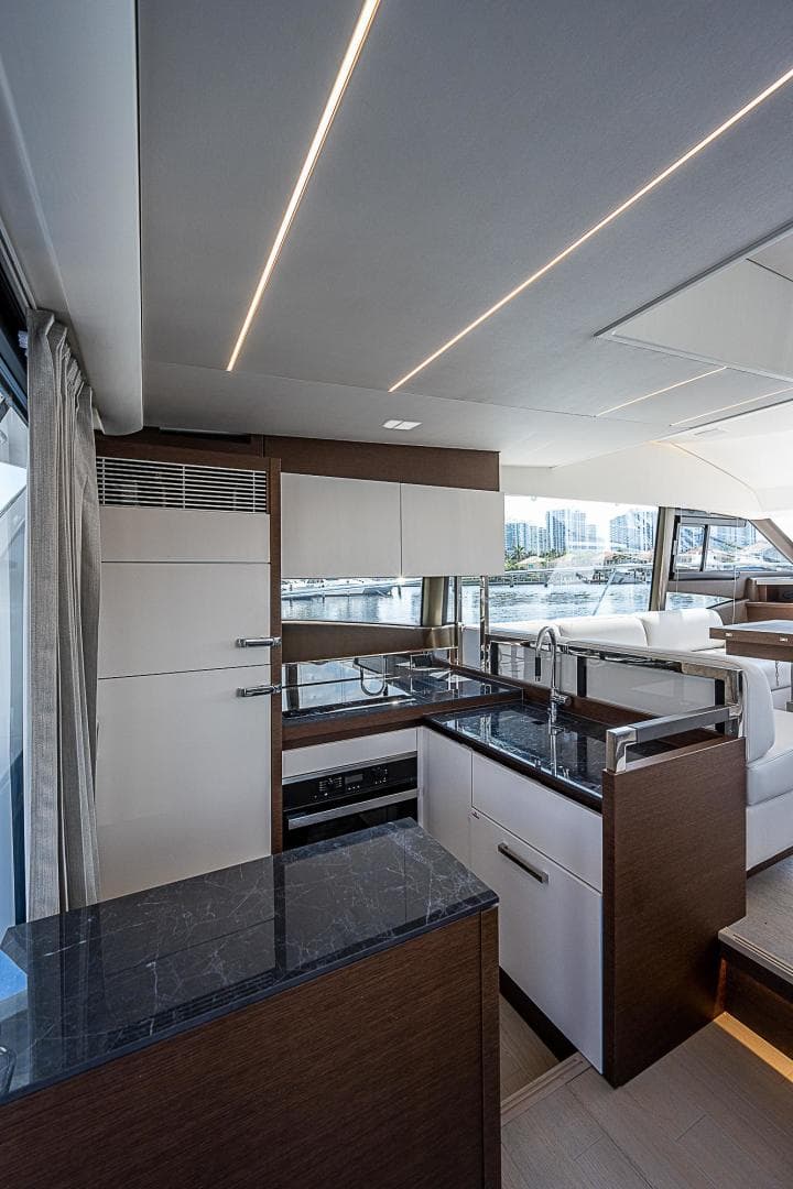 2022 Prestige 520 Flybridge — photo 18