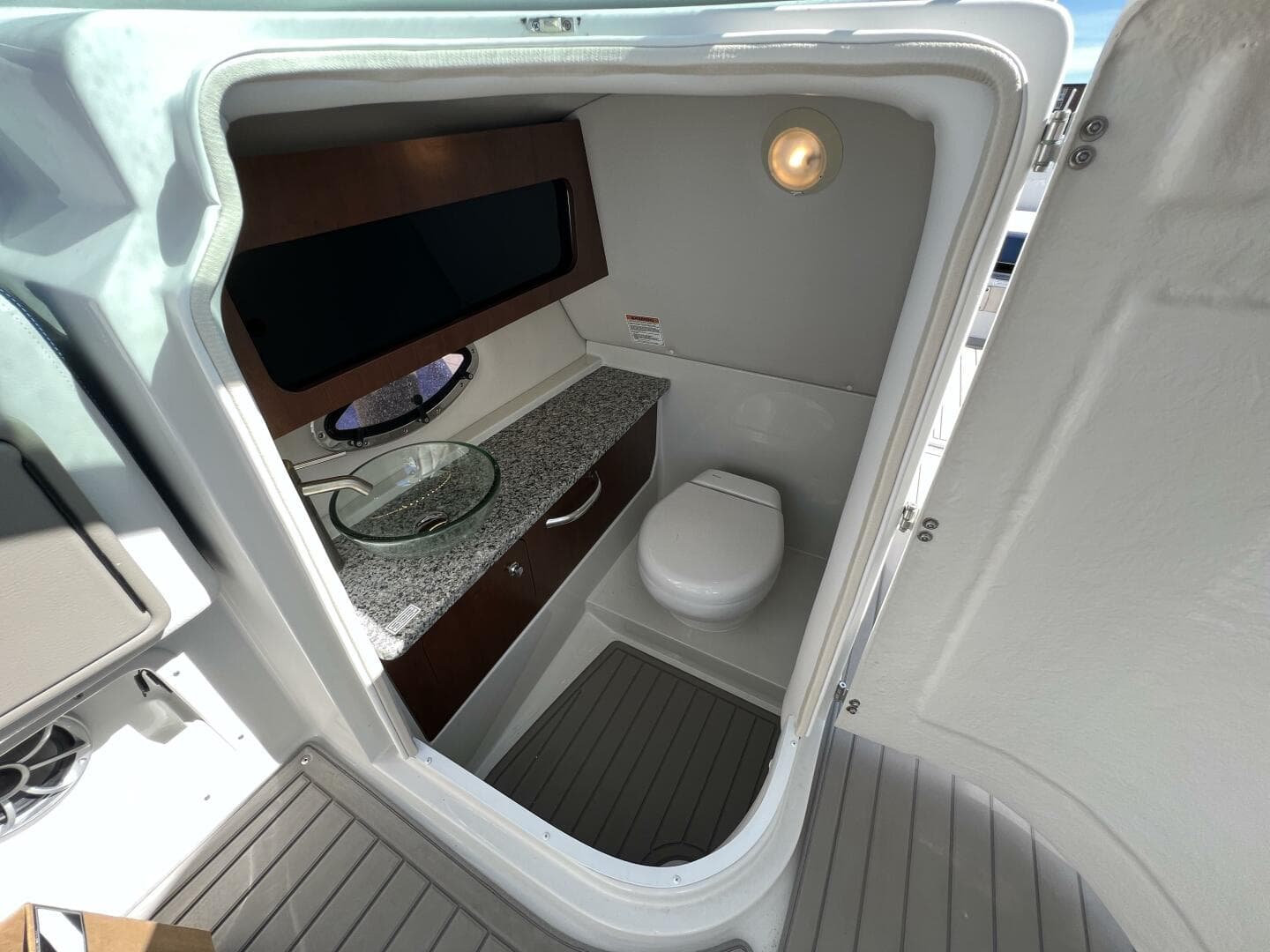 2022 Crownline E305 Xs — photo 17