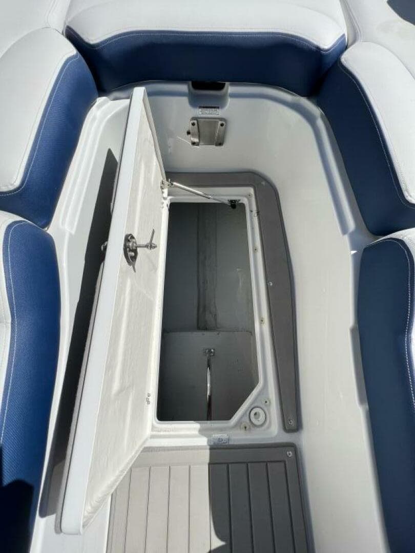 2022 Crownline E305 Xs — photo 14