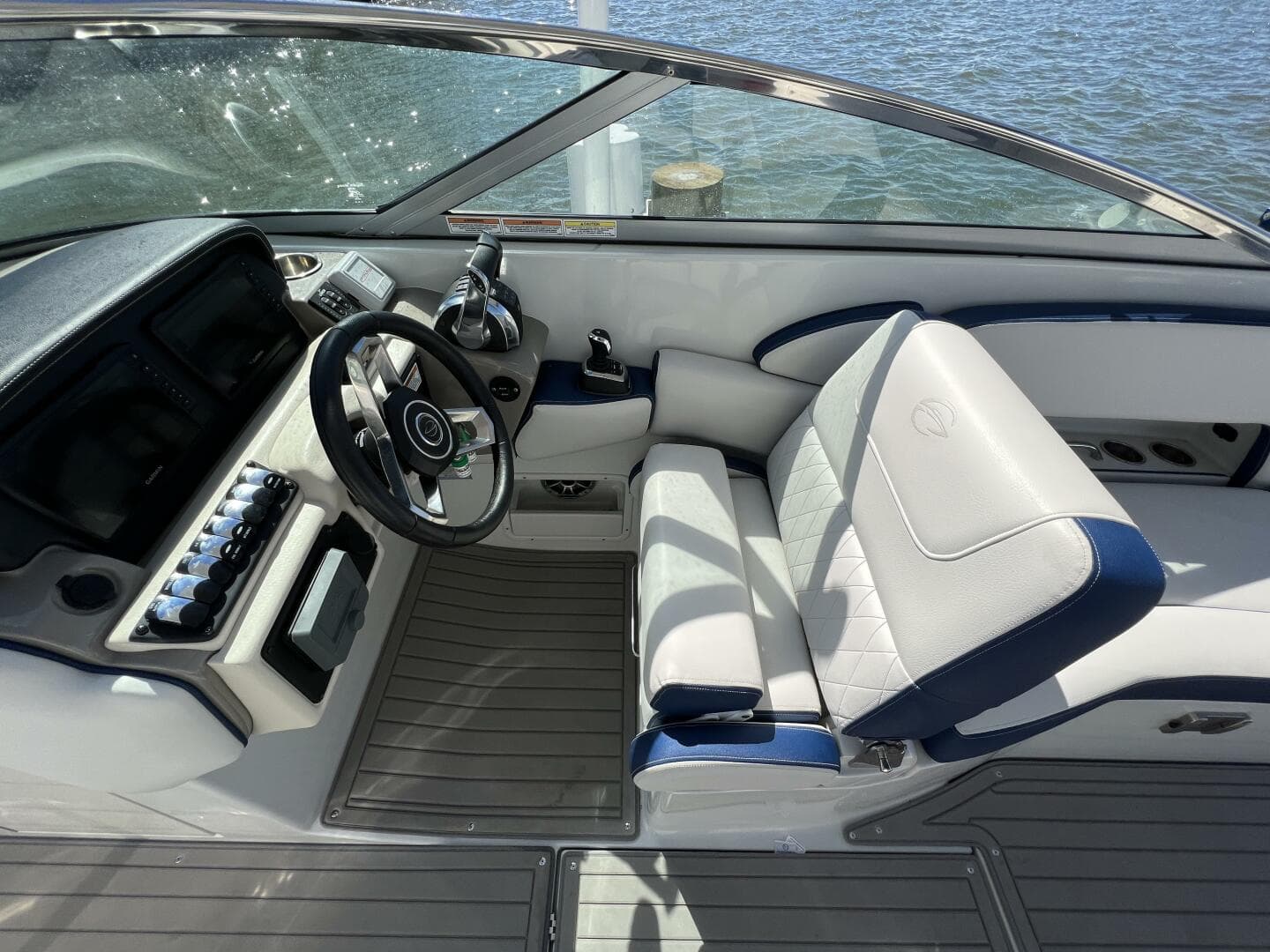 2022 Crownline E305 Xs — photo 18