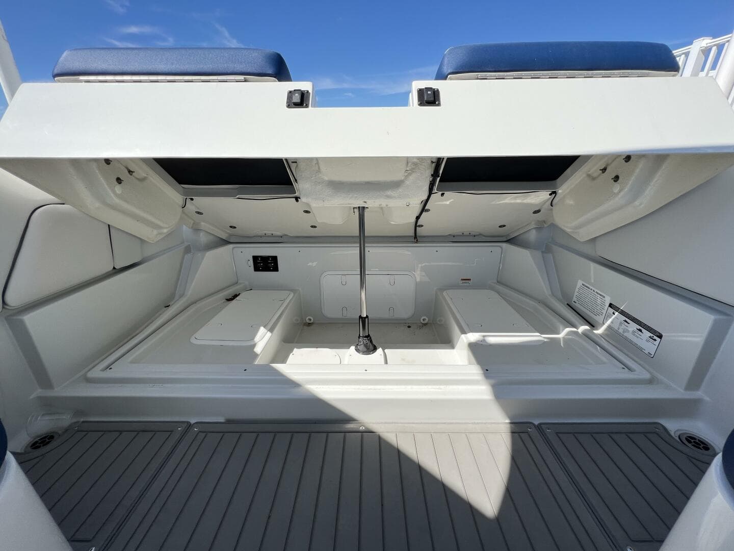 2022 Crownline E305 Xs — photo 21