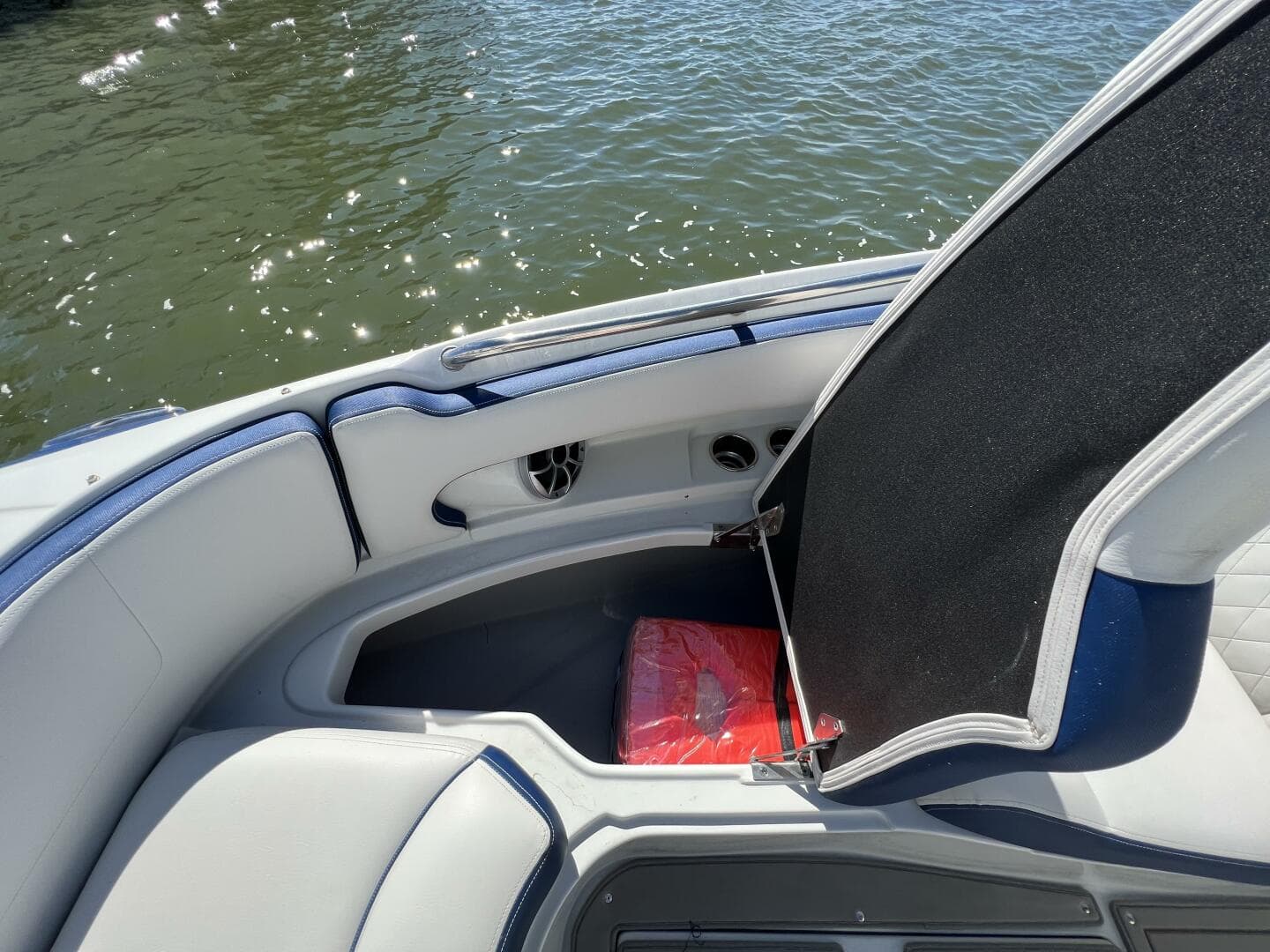 2022 Crownline E305 Xs — photo 10