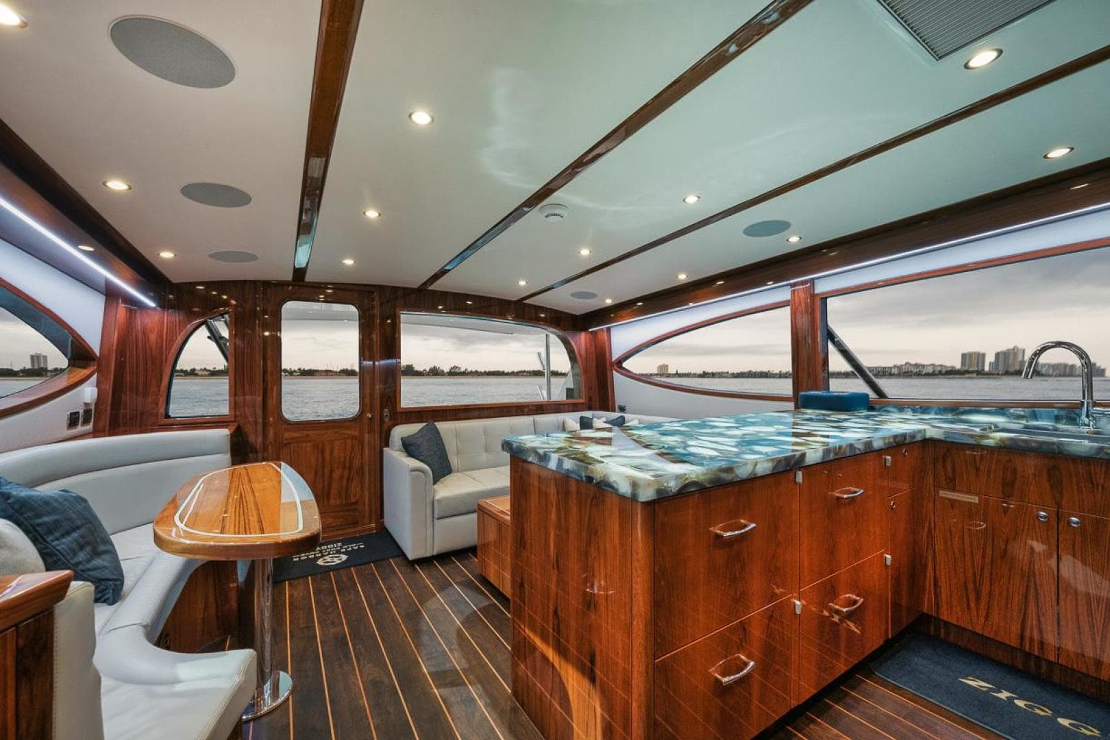 2020 Hatteras Convertible GT 59 — photo 5