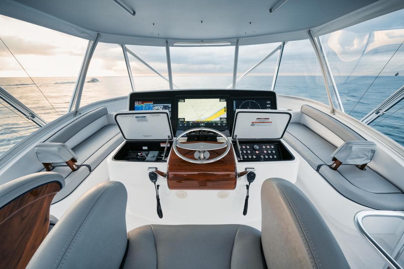 2020 Hatteras Convertible GT 59 — photo 22