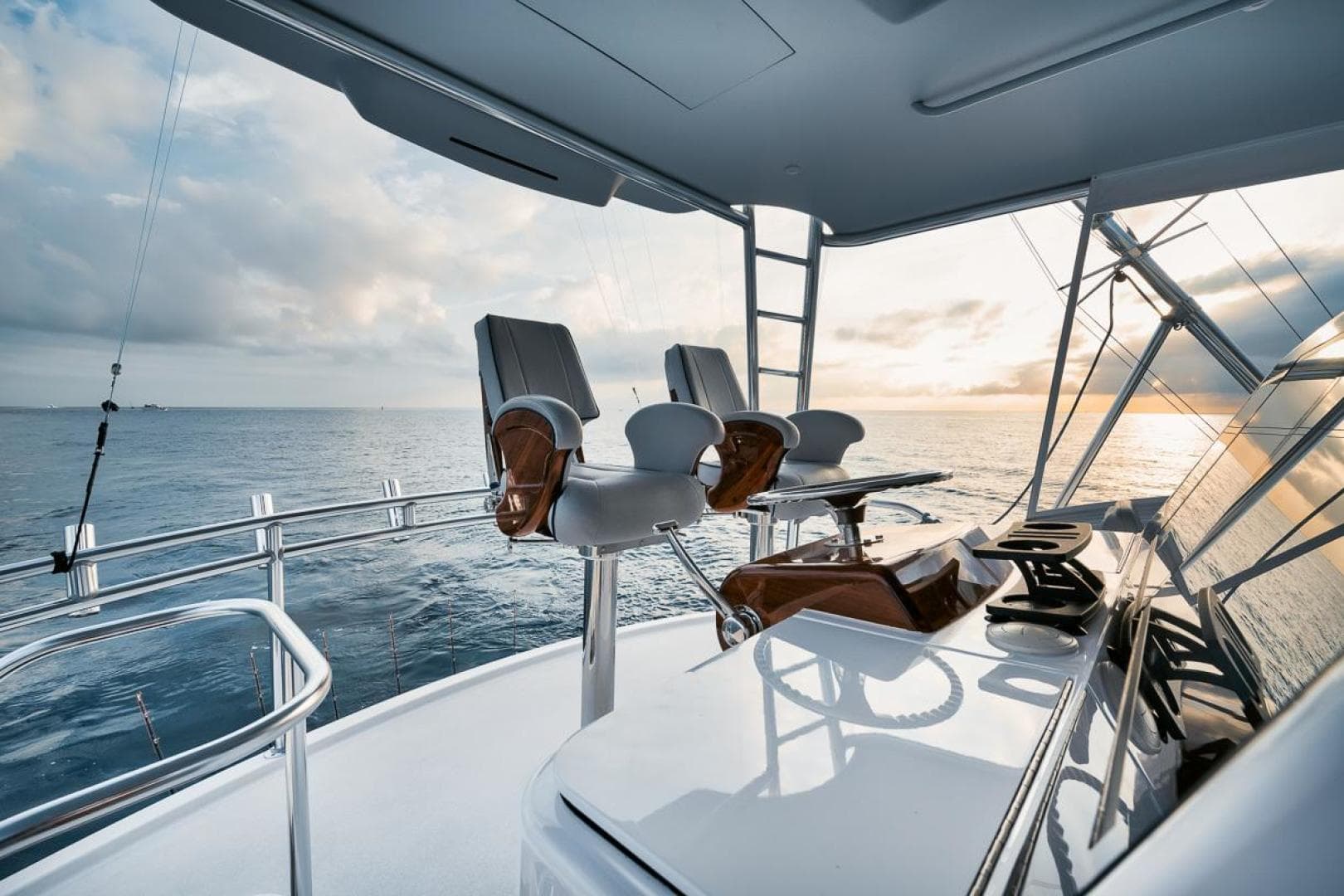 2020 Hatteras Convertible GT 59 — photo 29