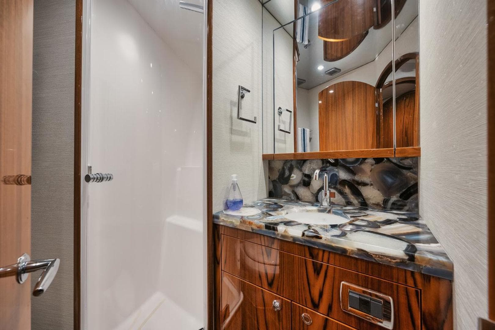 2020 Hatteras Convertible GT 59 — photo 12