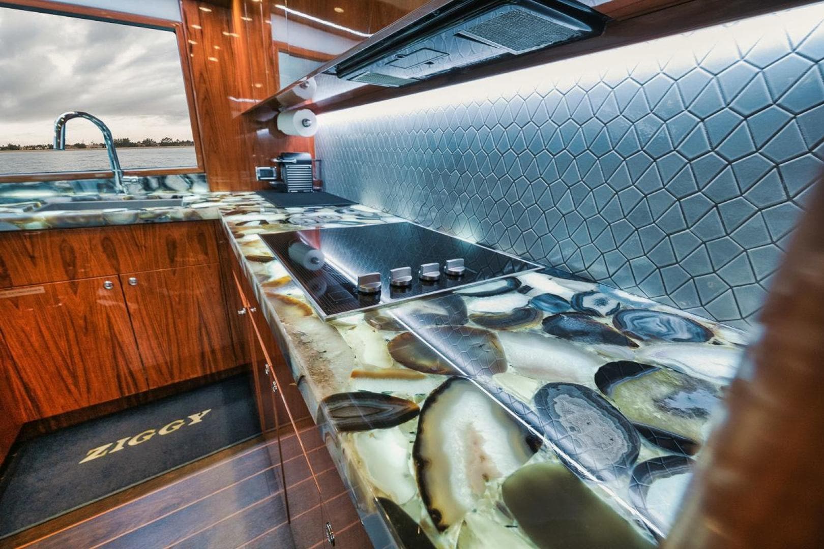 2020 Hatteras Convertible GT 59 — photo 6