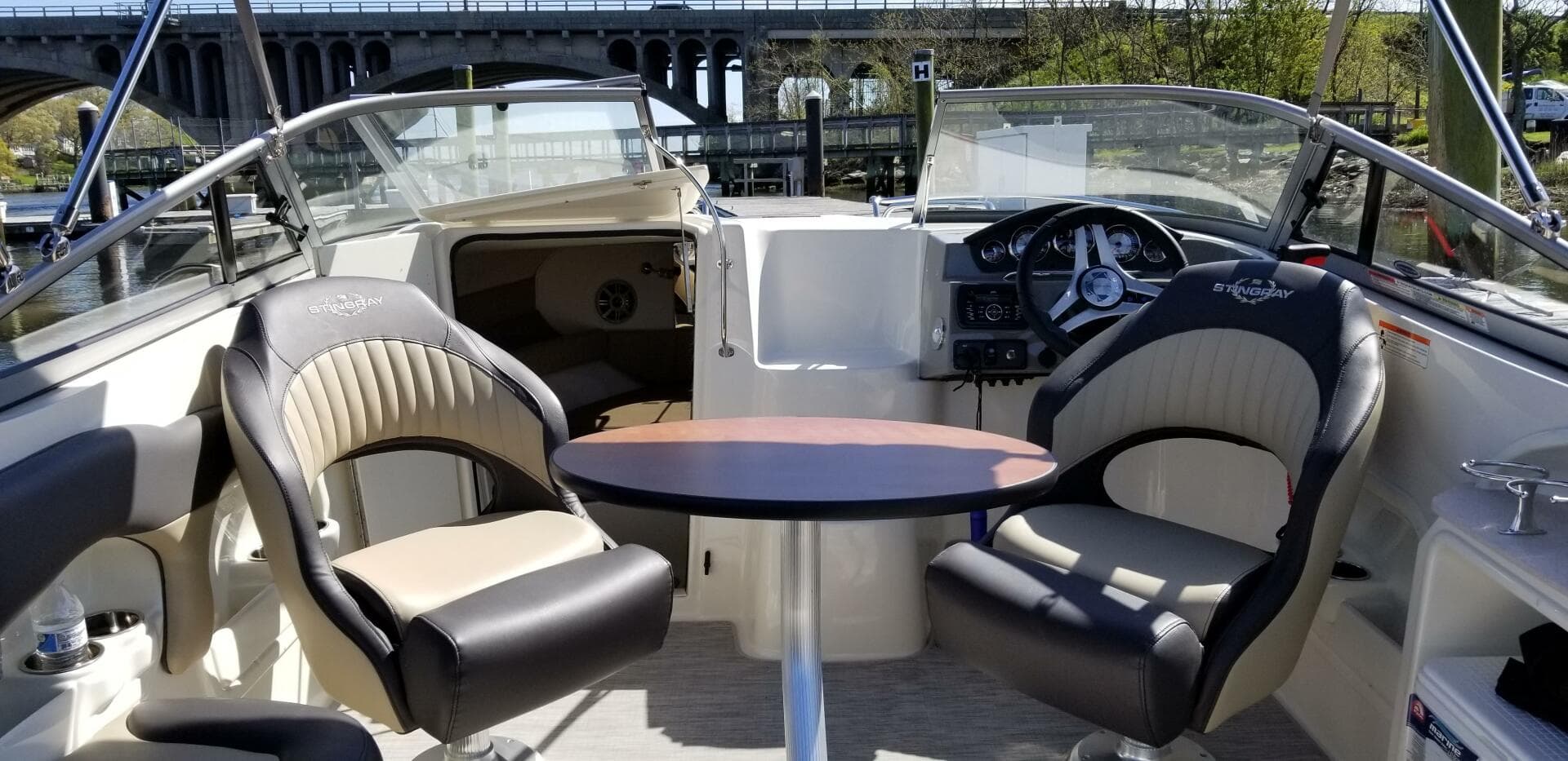 2018 Stingray 215 Cr — photo 4