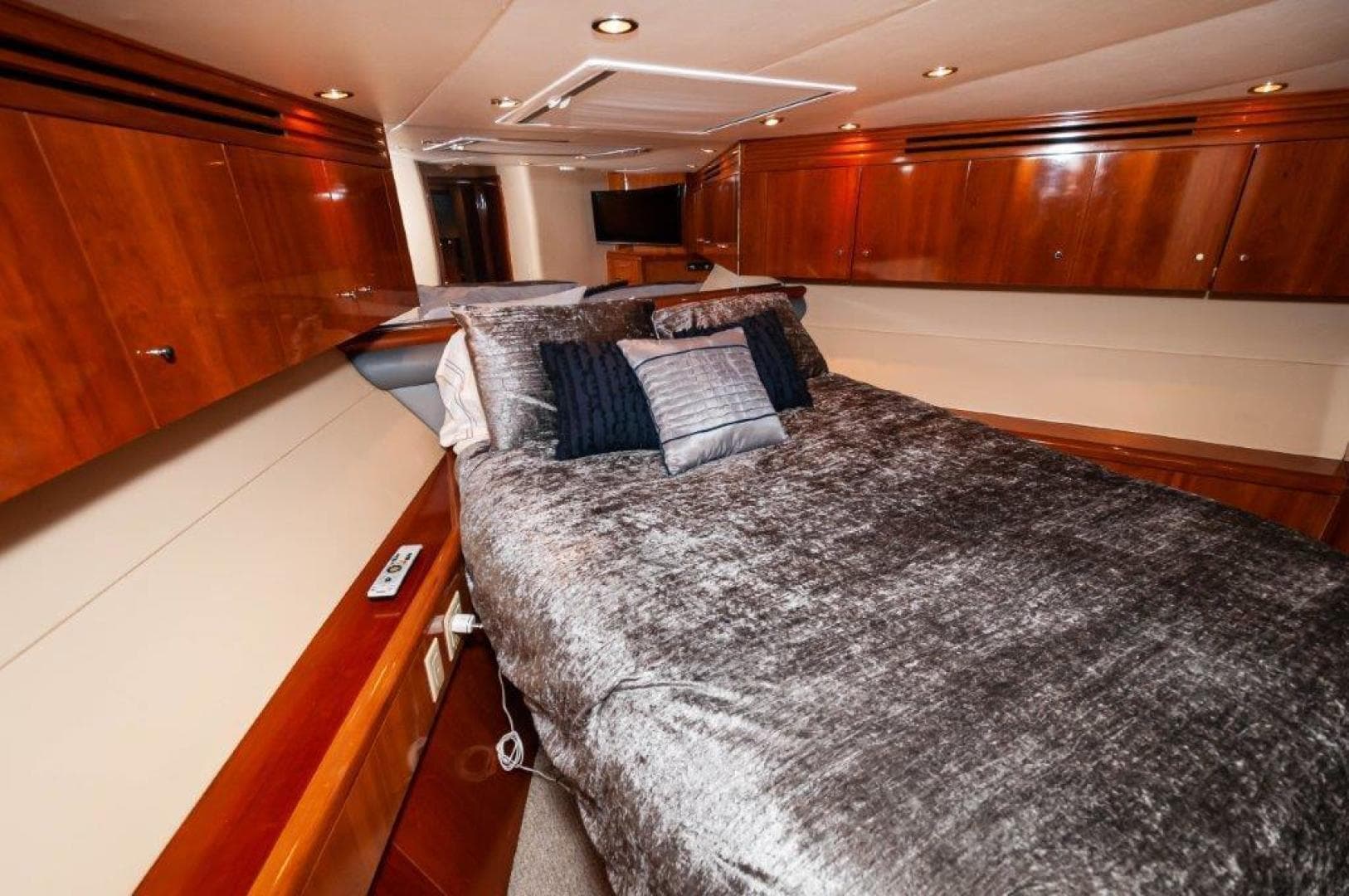 2002 Hatteras 65 Enclosed Bridge — photo 13