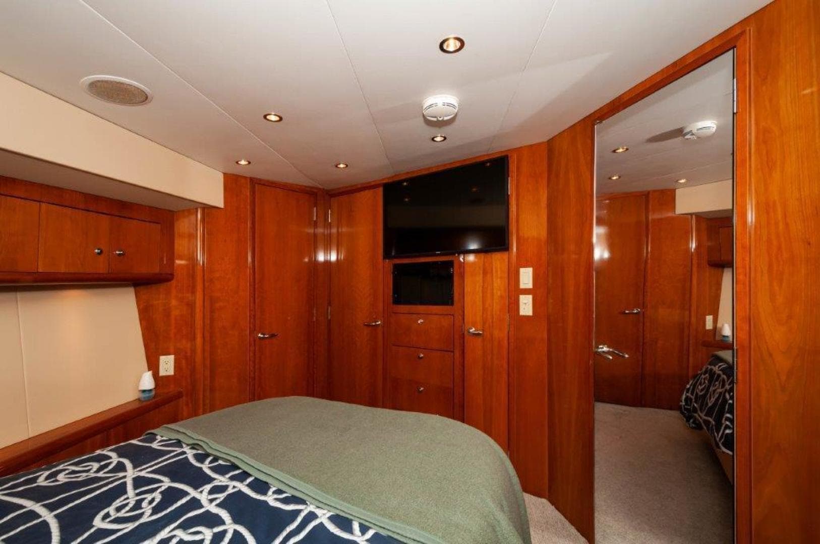 2002 Hatteras 65 Enclosed Bridge — photo 10