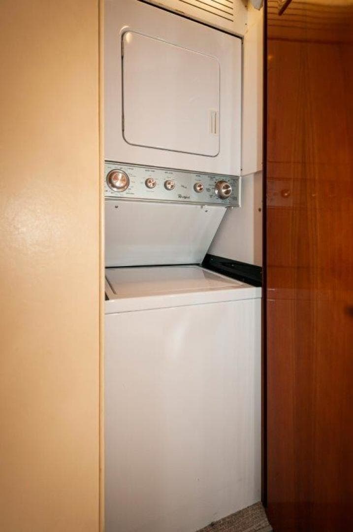 2002 Hatteras 65 Enclosed Bridge — photo 19