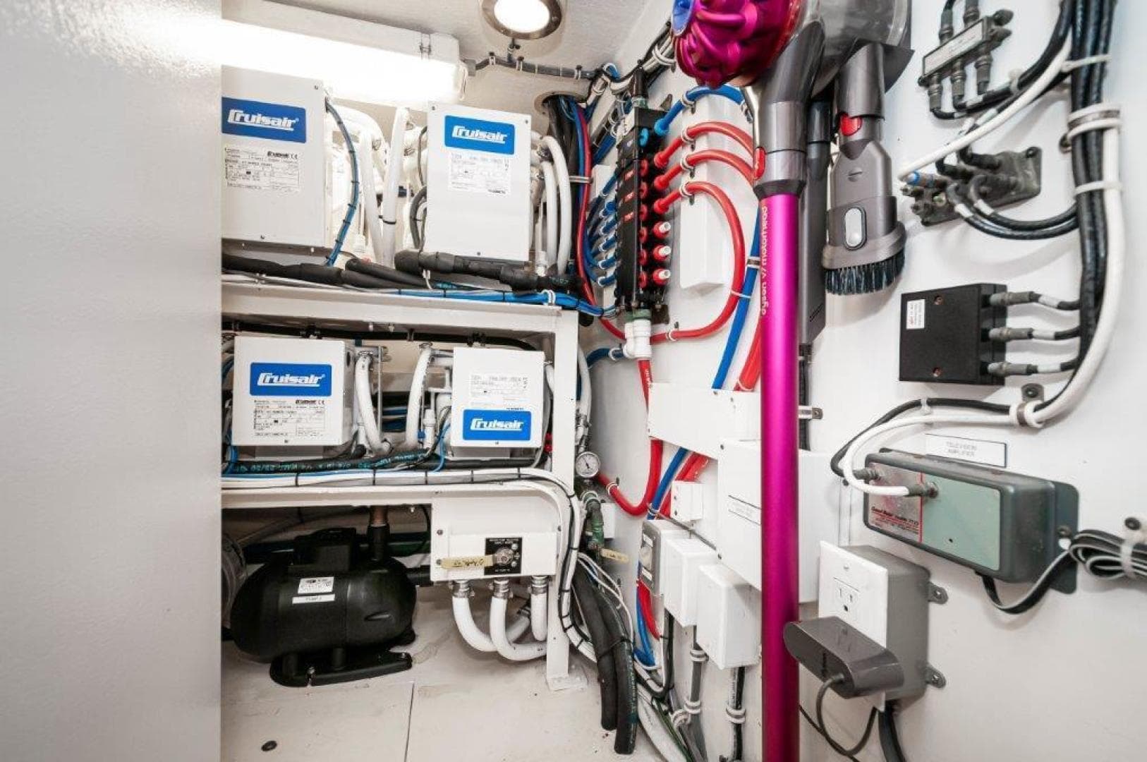 2002 Hatteras 65 Enclosed Bridge — photo 22