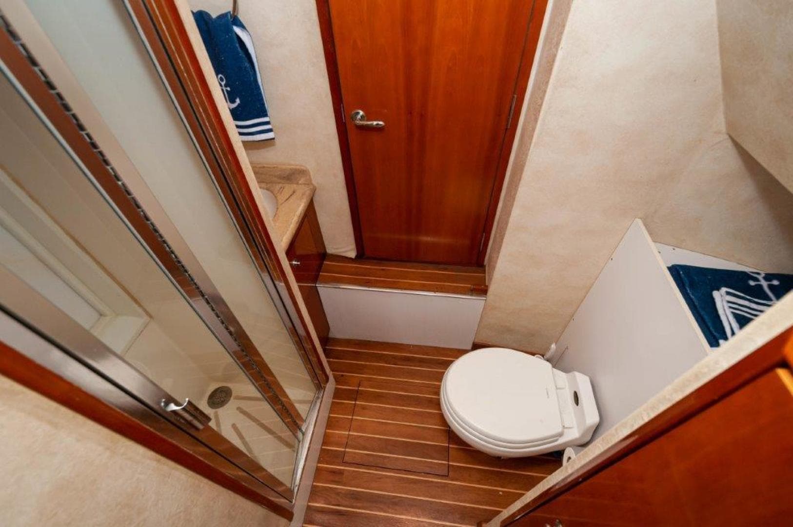 2002 Hatteras 65 Enclosed Bridge — photo 18