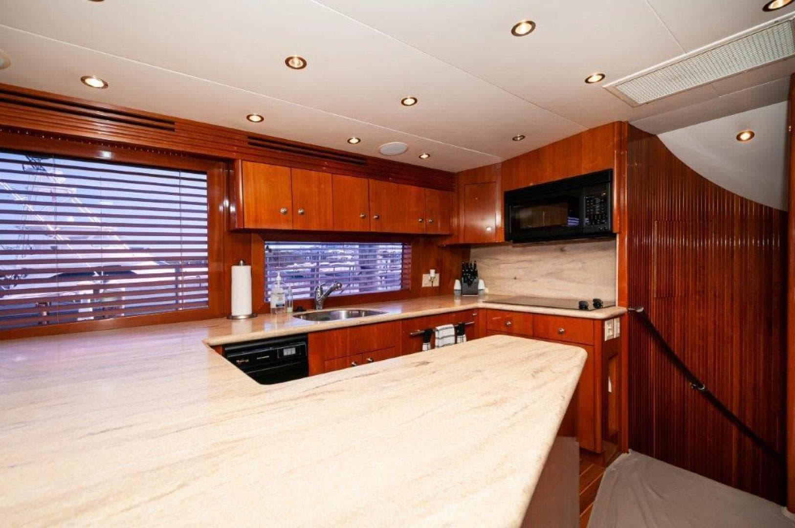 2002 Hatteras 65 Enclosed Bridge — photo 6