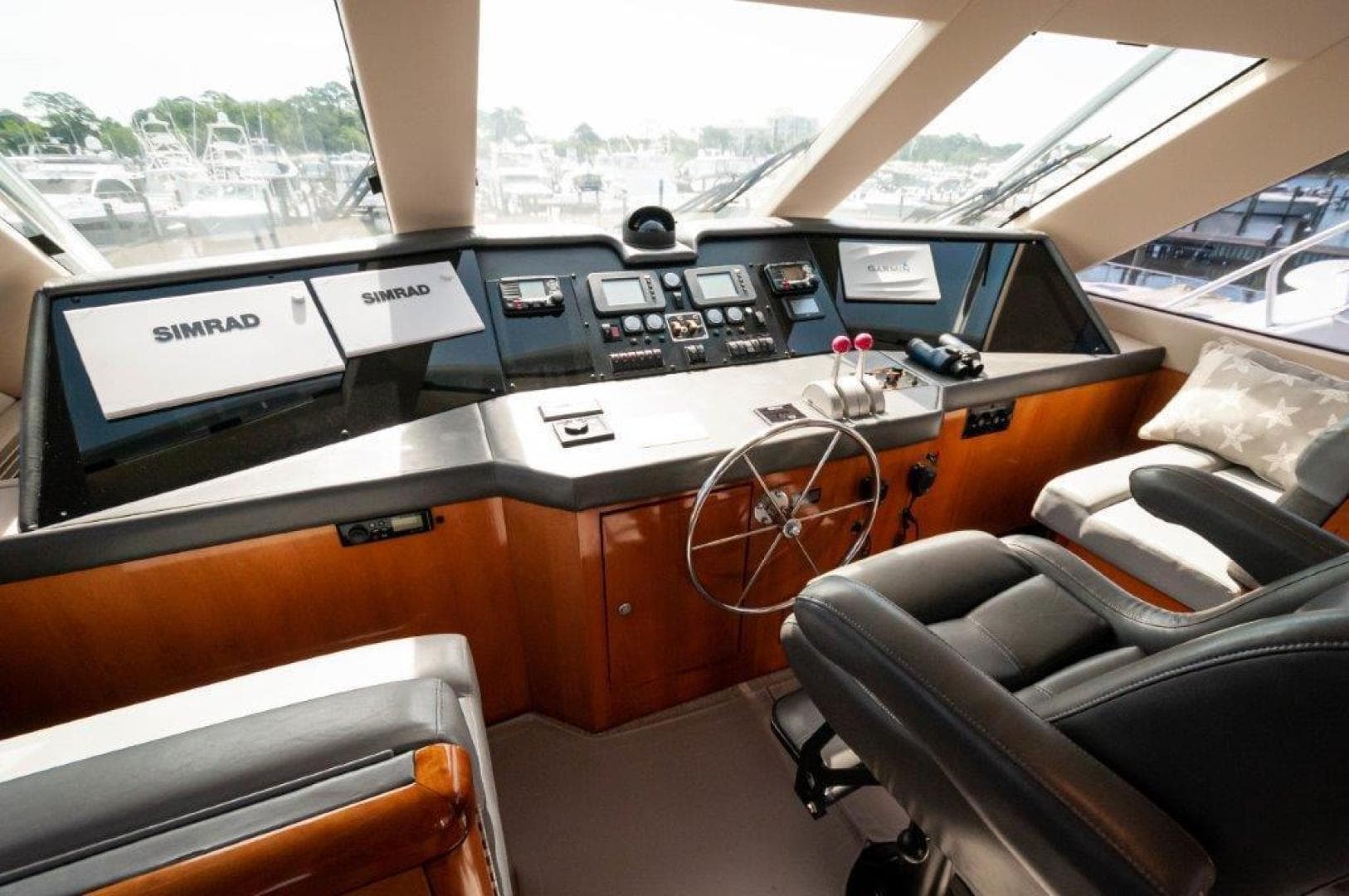 2002 Hatteras 65 Enclosed Bridge — photo 3