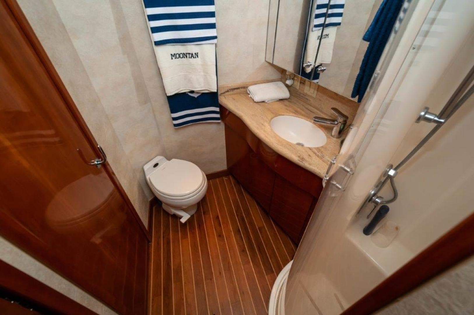 2002 Hatteras 65 Enclosed Bridge — photo 15