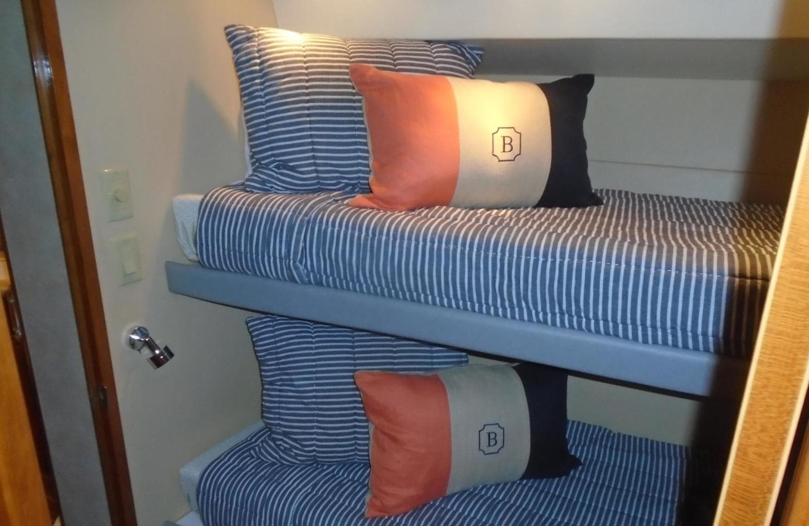 2002 Hatteras 65 Enclosed Bridge — photo 16