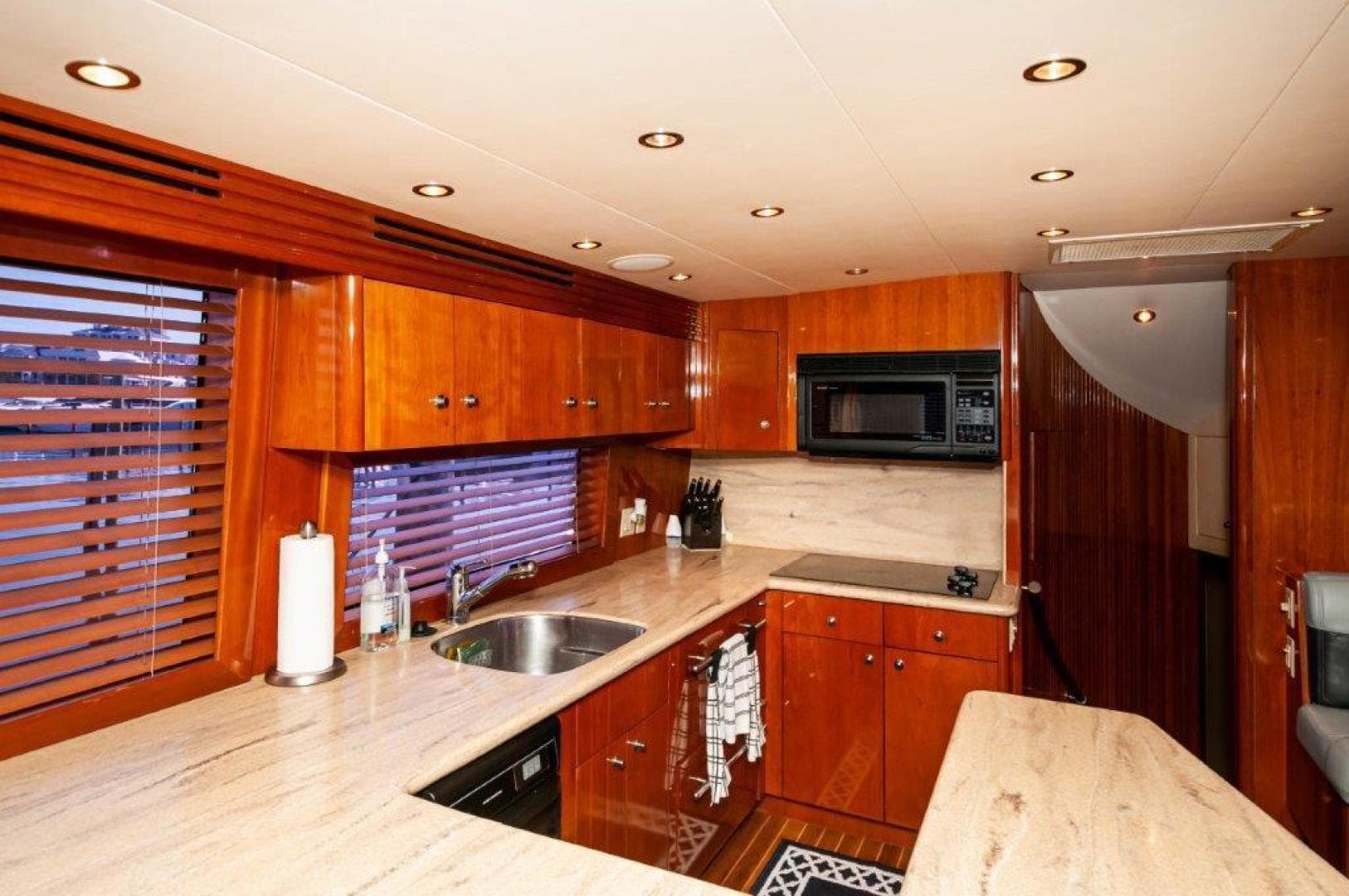 2002 Hatteras 65 Enclosed Bridge — photo 5