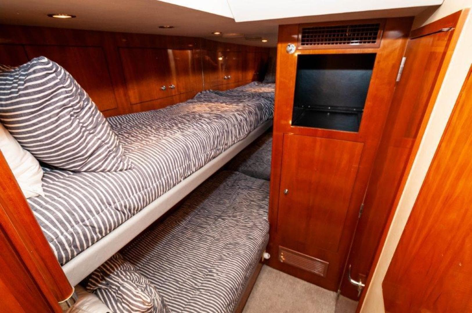 2002 Hatteras 65 Enclosed Bridge — photo 17