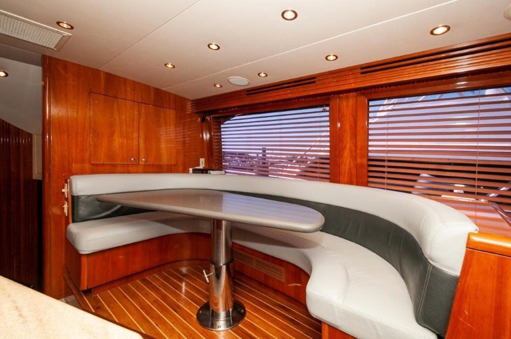 2002 Hatteras 65 Enclosed Bridge — photo 7