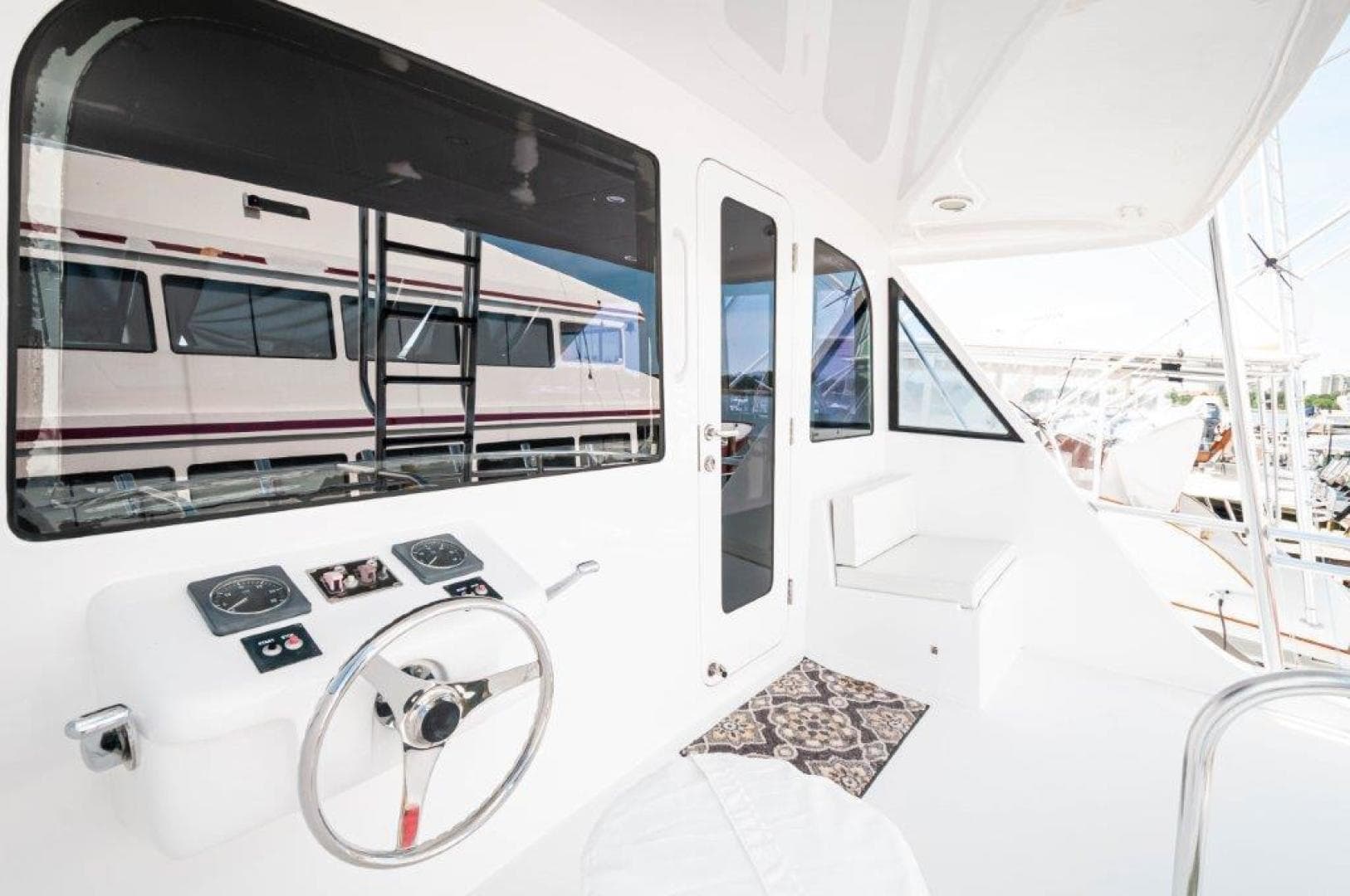 2002 Hatteras 65 Enclosed Bridge — photo 4