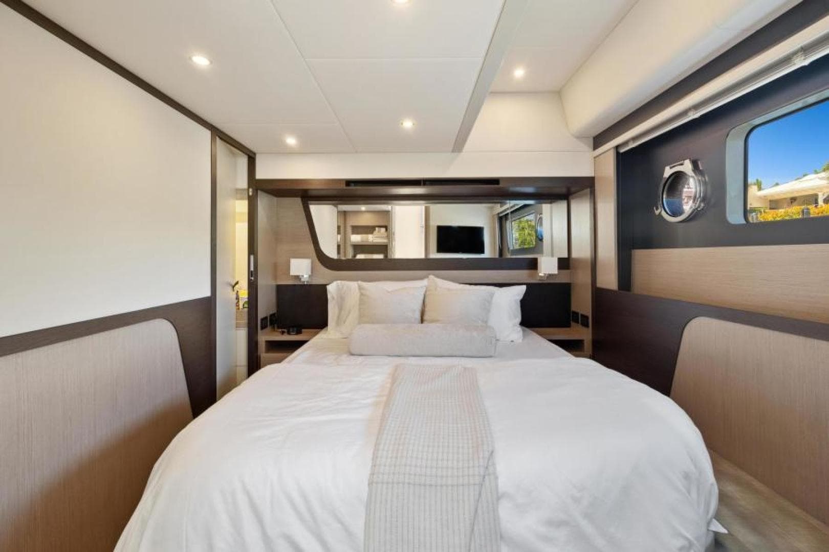 2022 Absolute 48 Coupe — photo 25