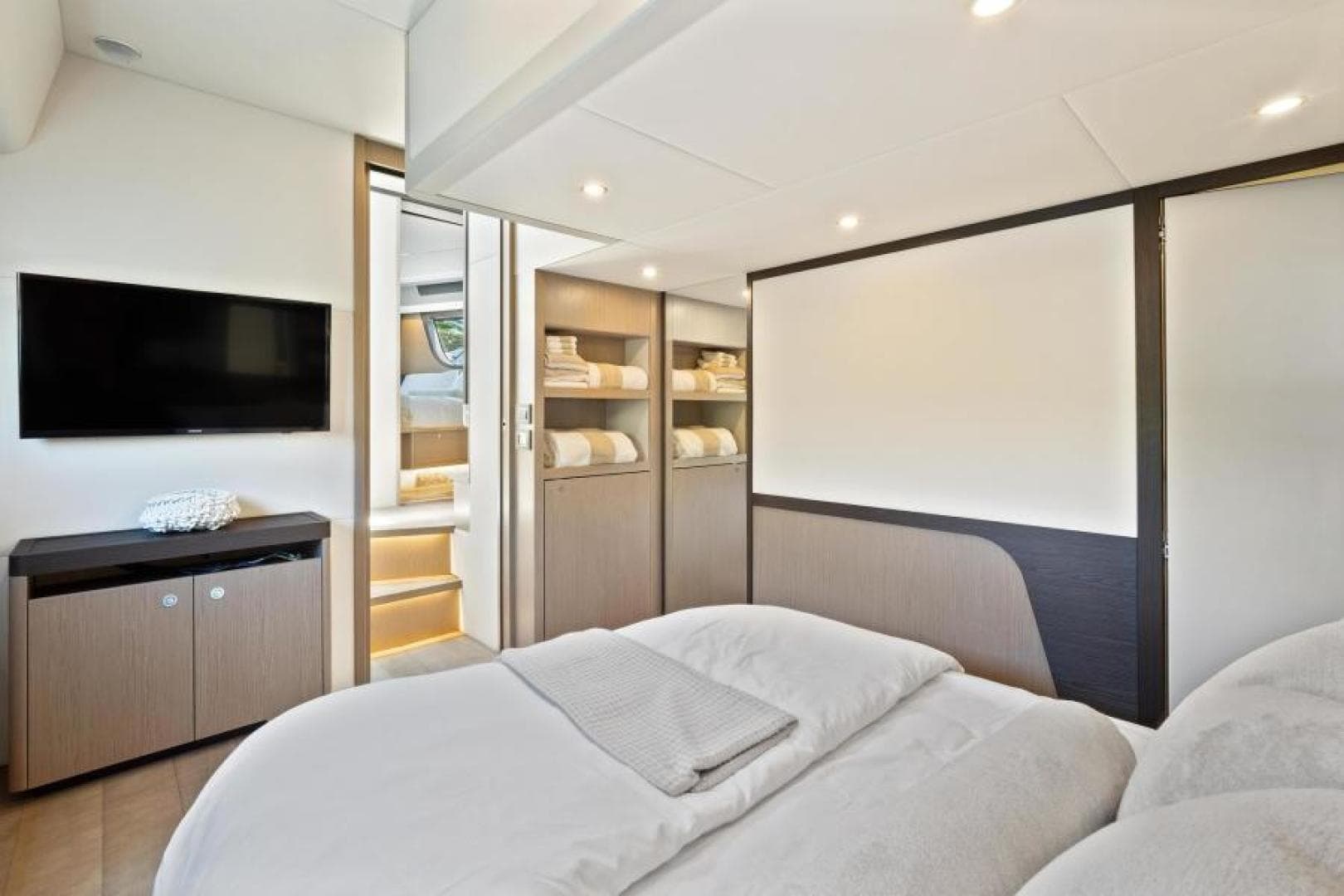 2022 Absolute 48 Coupe — photo 27