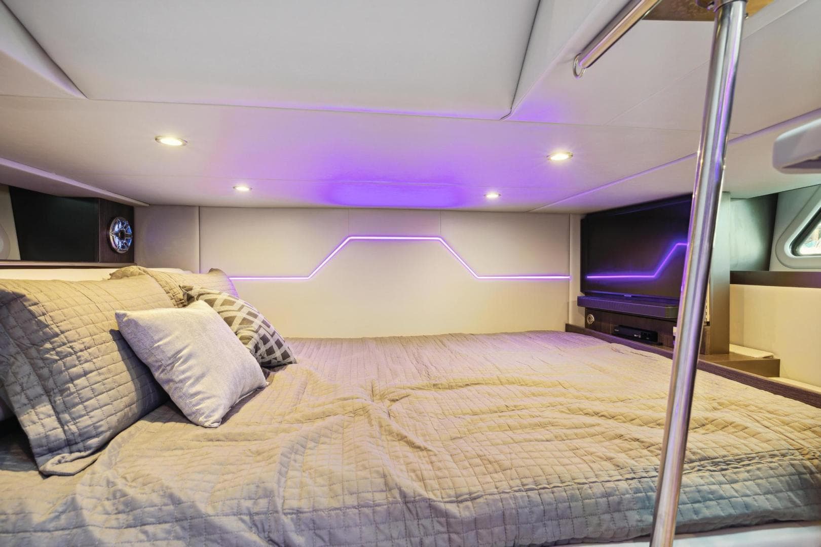 2023 Formula 430 Super Sport Crossover — photo 10