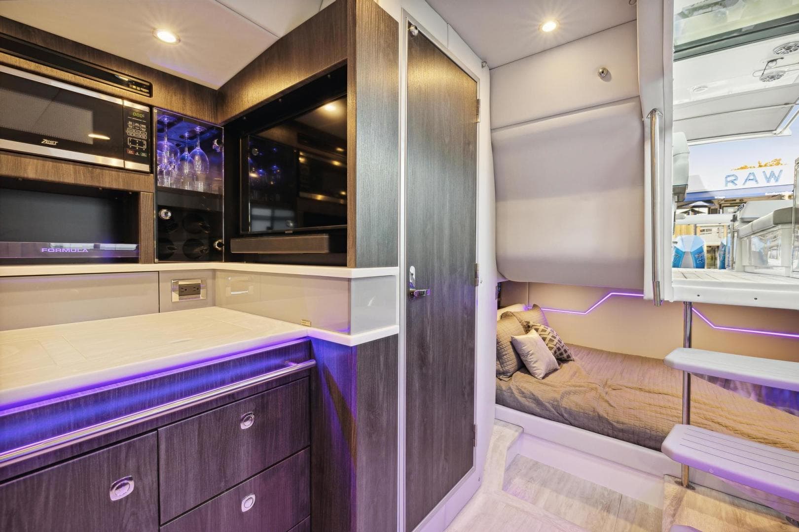 2023 Formula 430 Super Sport Crossover — photo 11