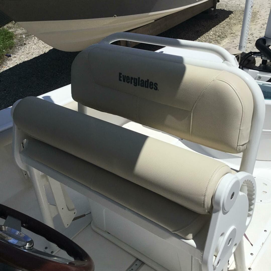 2016 Everglades 243 CC — photo 9