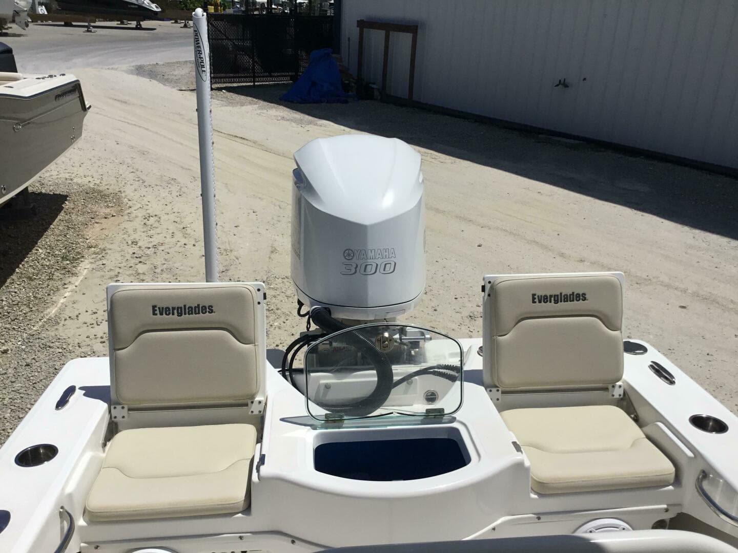 2016 Everglades 243 CC — photo 8