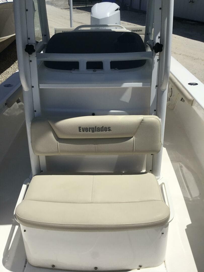 2016 Everglades 243 CC — photo 10