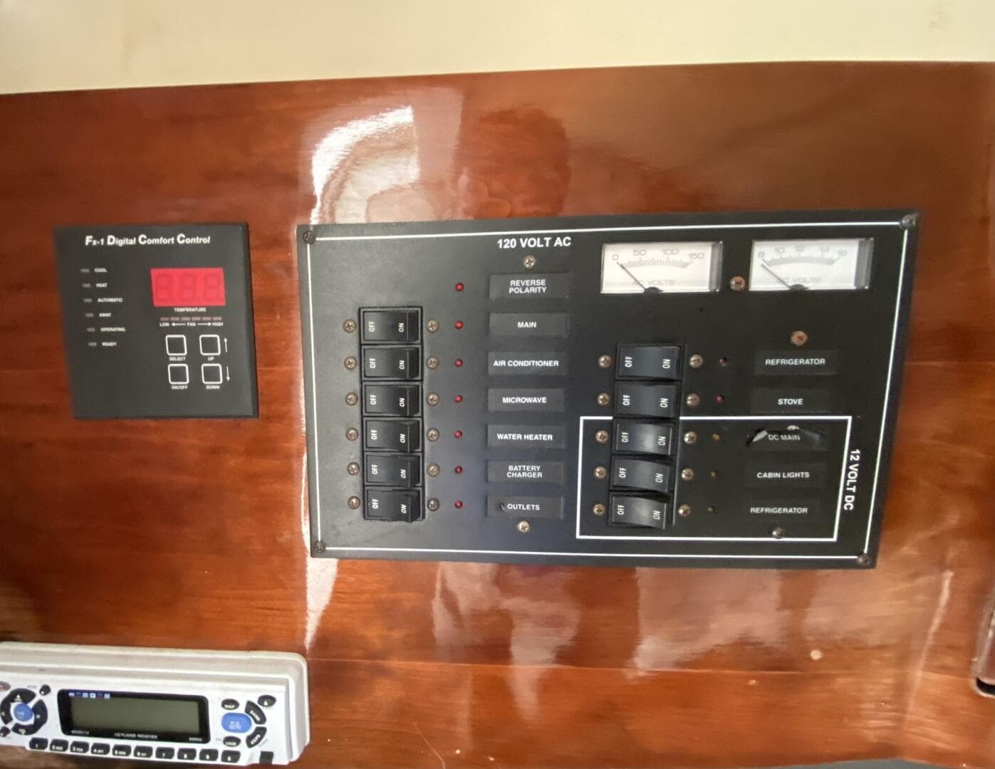 2003 Edgewater 265 Express — photo 9