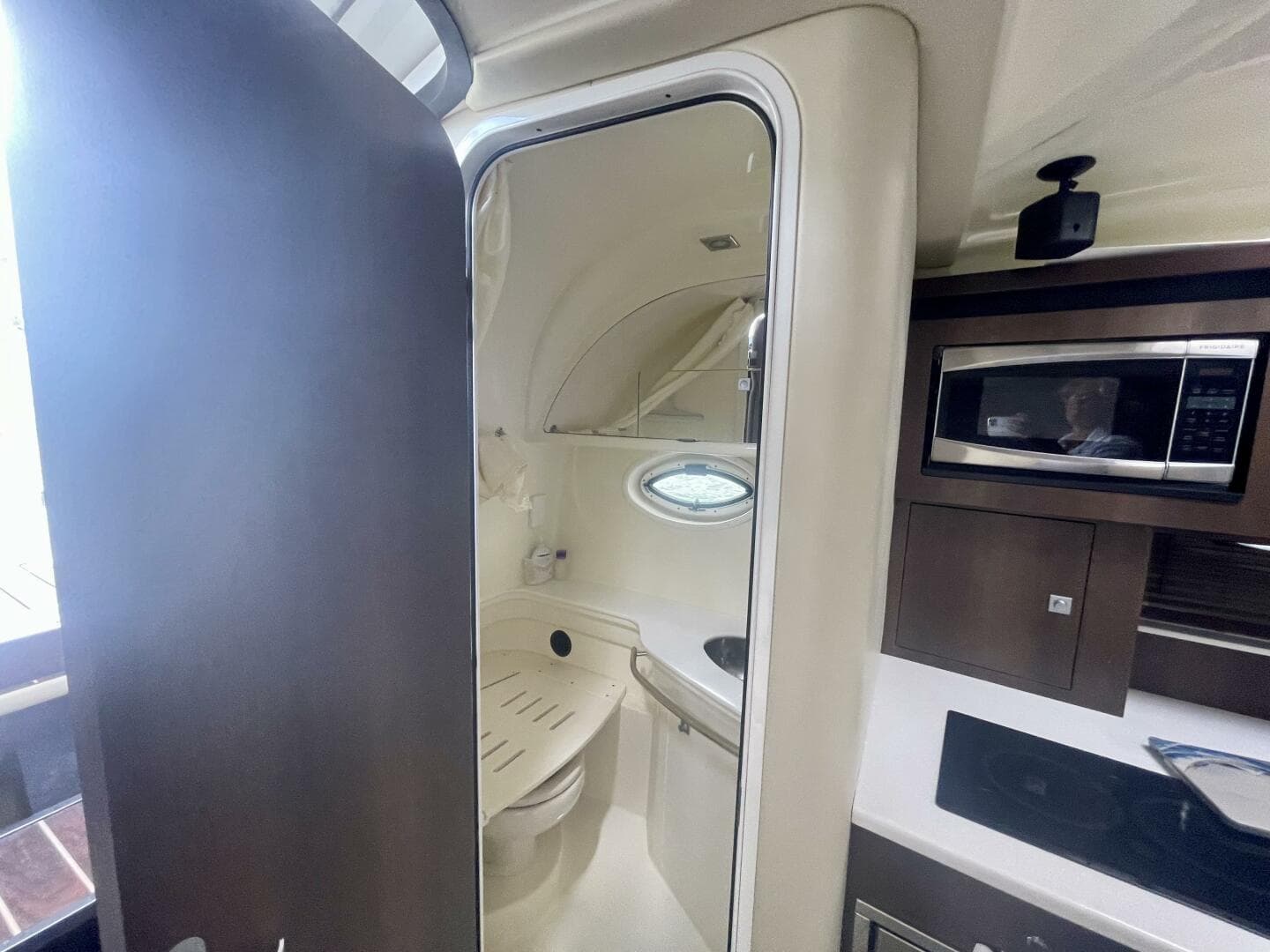 2016 Monterey 335 Sport Yacht — photo 43