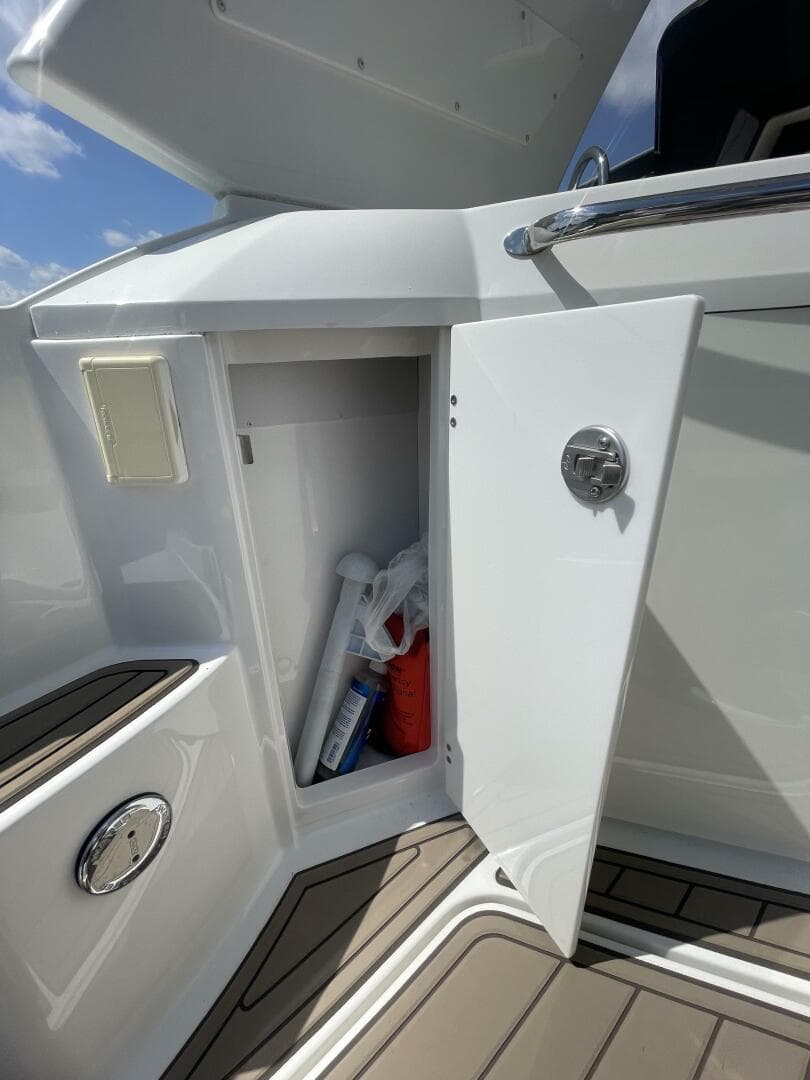 2016 Monterey 335 Sport Yacht — photo 20