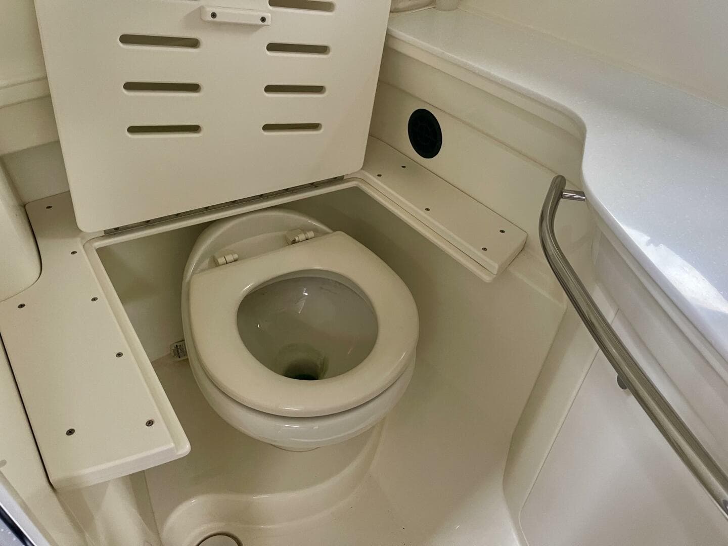 2016 Monterey 335 Sport Yacht — photo 47