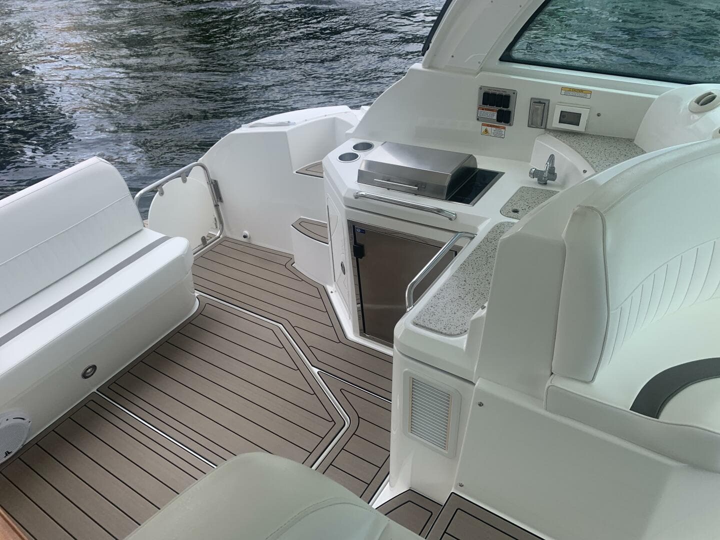 2011 Cruisers Yachts 420 Sports Coupe — photo 17