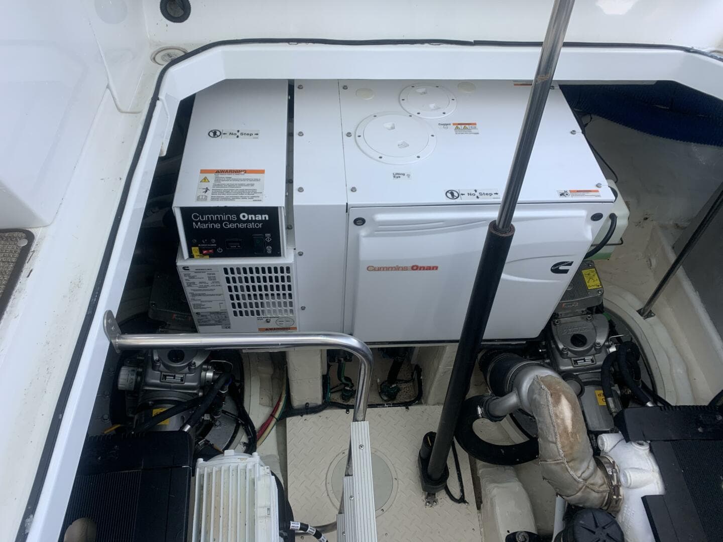 2011 Cruisers Yachts 420 Sports Coupe — photo 34