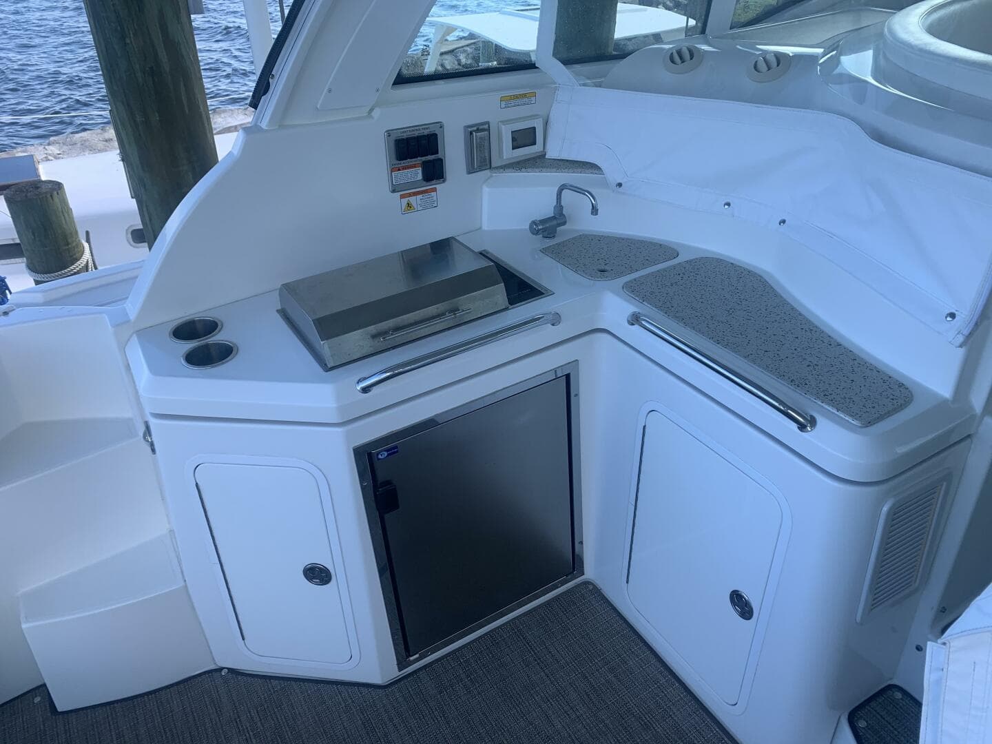 2011 Cruisers Yachts 420 Sports Coupe — photo 16
