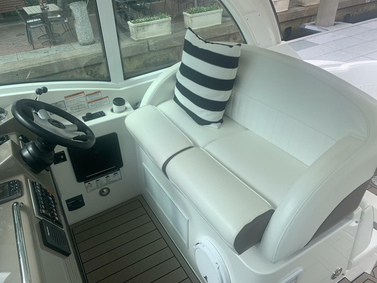 2011 Cruisers Yachts 420 Sports Coupe — photo 21