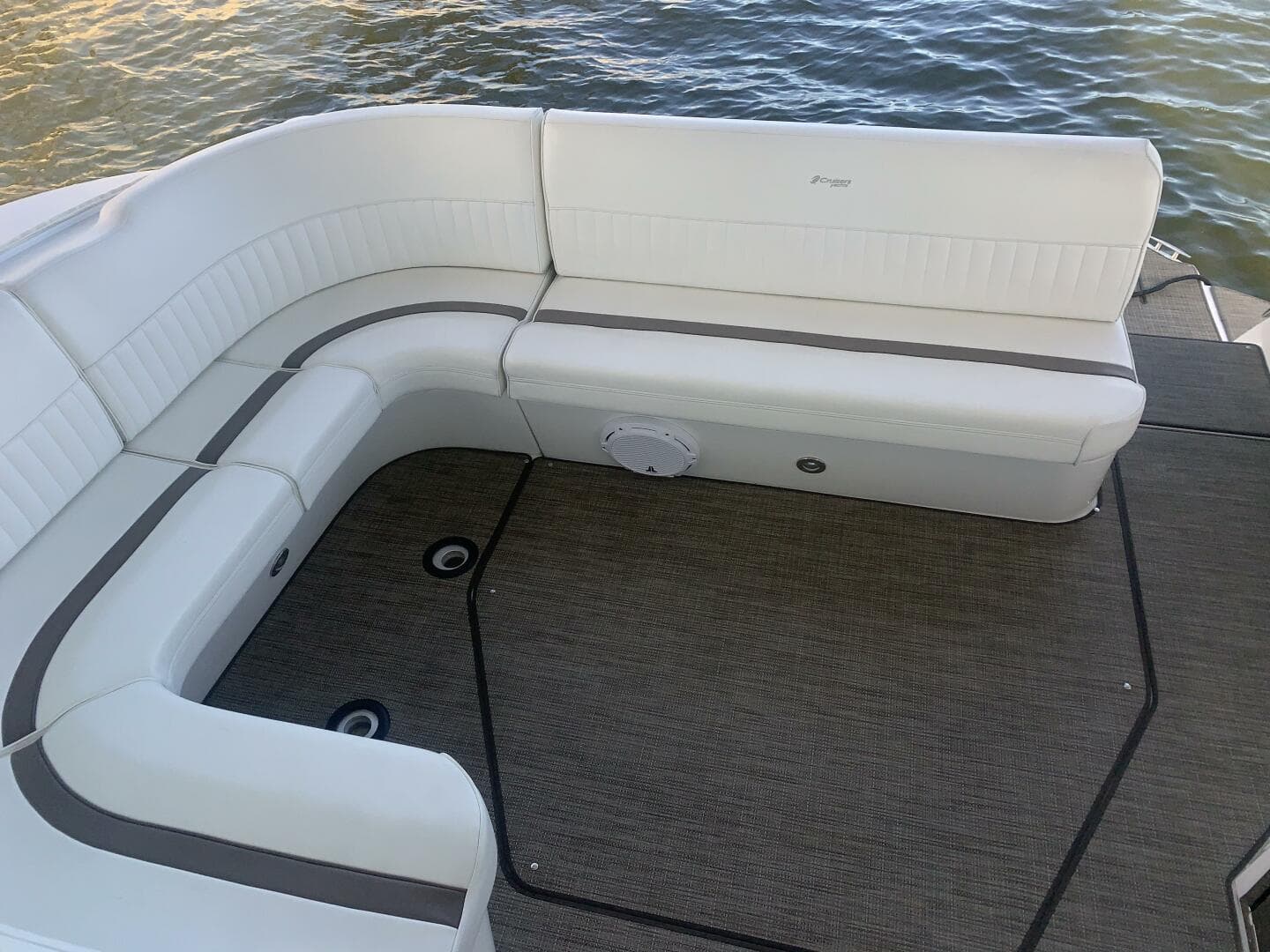 2011 Cruisers Yachts 420 Sports Coupe — photo 15