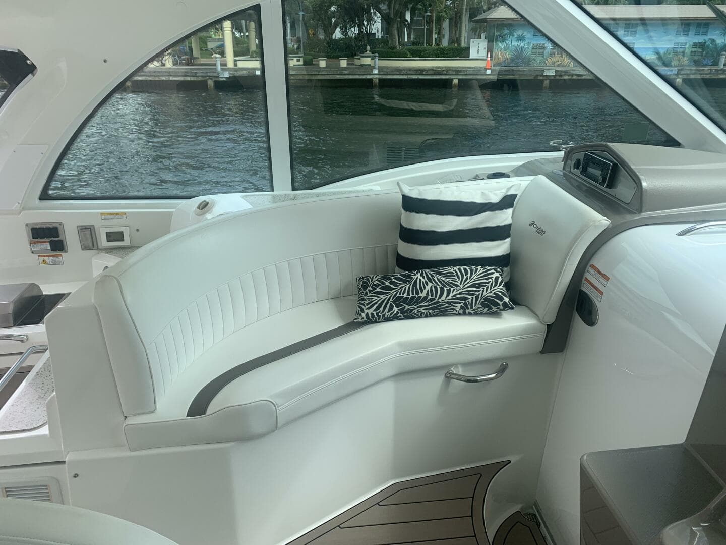 2011 Cruisers Yachts 420 Sports Coupe — photo 19