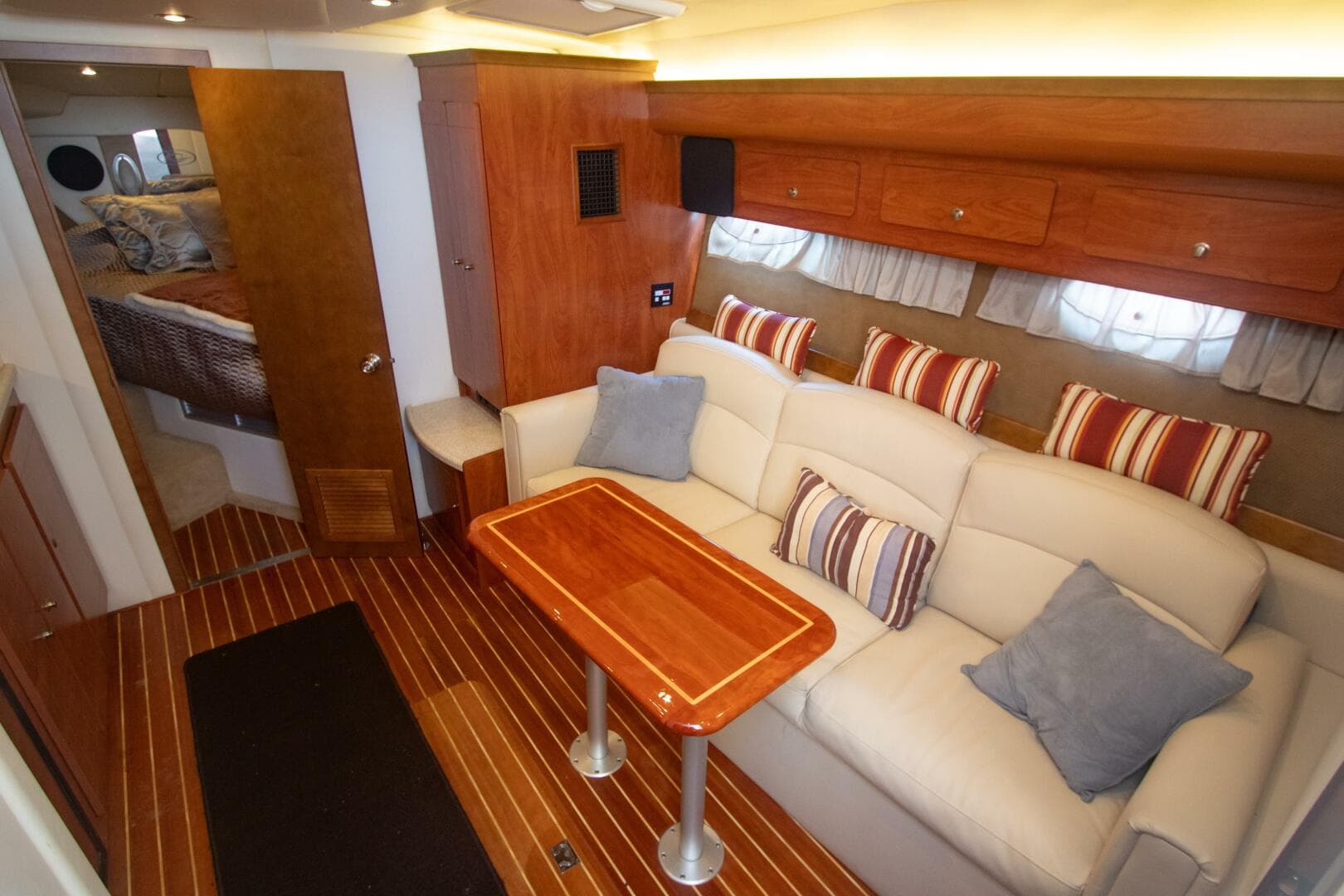 2008 Rinker 40 Express Cruiser — photo 4