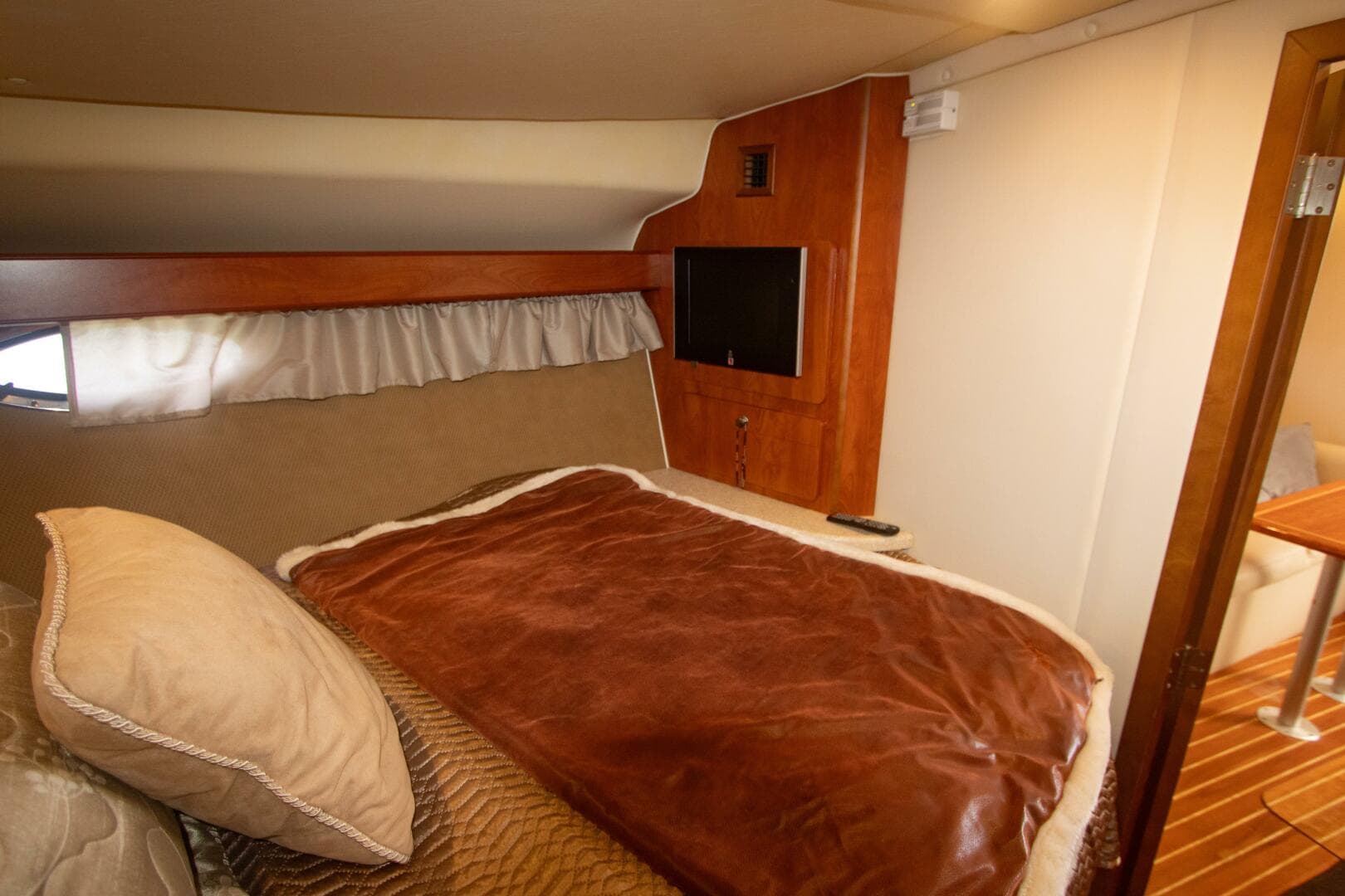 2008 Rinker 40 Express Cruiser — photo 11