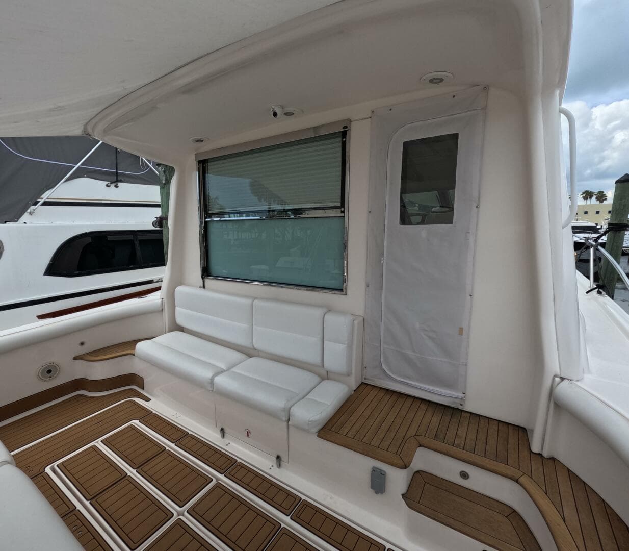 2004 Tiara Sport 5200 Sovran Salon — photo 4